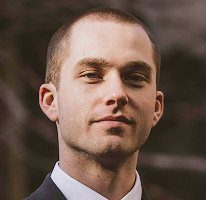 Analista de trading experto en el mercado cripto, Thomas Whitfield, en un retrato